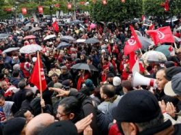 تصادم بين المواطنين والأمن إثر إحتجاجات واسعة بعدد من ولايات الجمهورية