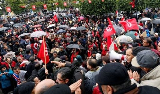 تصادم بين المواطنين والأمن إثر إحتجاجات واسعة بعدد من ولايات الجمهورية