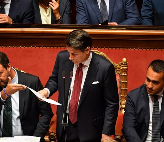 رئيس وزراء إيطاليا يعلن استقالته