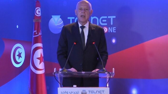 قيس سعيد خلال مواكبته لفعاليات إطلاق أول قمر صناعي تونسي