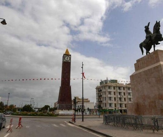 السلطات التونسية تعيد فتح اقتصادها رغم ضغوط المستشفيات