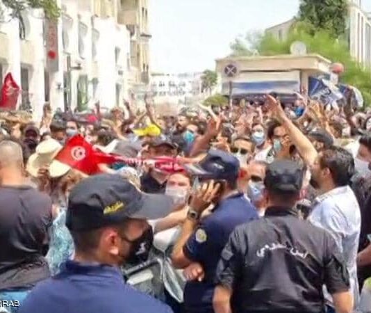 توترات في تونس بعد أن علق الرئيس البرلمان