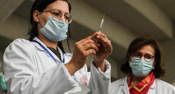 المسعفون والأطباء التونسيون يكافحون للتصدي للفيروس