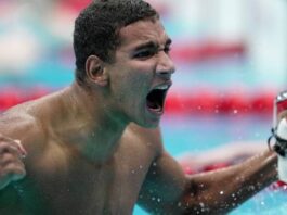 شاب تونسي يصدم ملعب السباحة ليفوز بالميدالية الذهبية الأولمبية