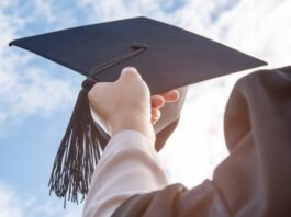 الطالبة المتفوقة أمل بن فرج