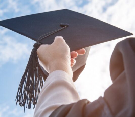 الطالبة المتفوقة أمل بن فرج