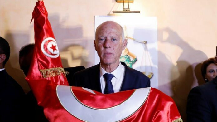 الرئيس التونسي يقول البرلمان معلق إلى أجل غير مسمى