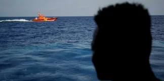 سفينة انقاذ على متنها 257 لاجئا من تونس ترسو بميناء صقلية