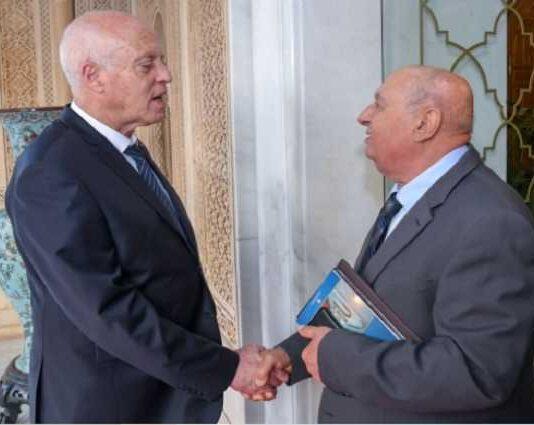 وأكد صادق بلعيد أن سعيد لم يفرغ الدستور من محتوياته ، بل علق بعض فصوله وترك ما يقرب من نصف الدستور. وأضاف أن الرئيس لم يقلب الدستور لكنه يرى العث يأكل بعض فصوله وانتشر الفساد في البرلمان والحكومة.
