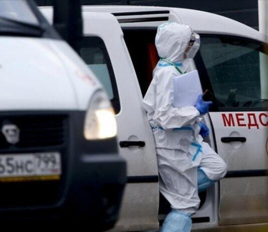 Depuis juin, le pays fait face à une nouvelle vague de l'épidémie en raison de l'émergence de variantes plus agressives, d'un moindre respect du port du masque et de difficultés importantes dans la campagne de vaccination.