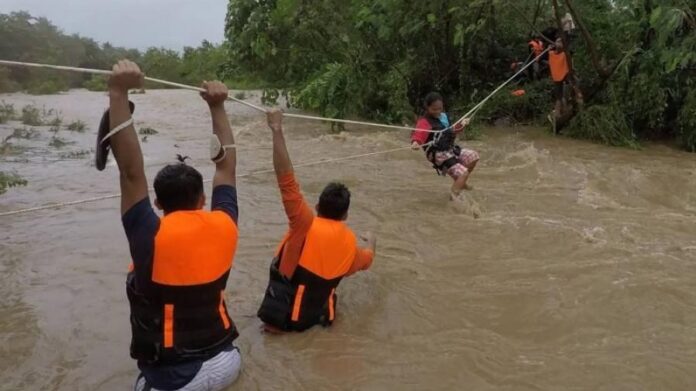 Philippines-De fortes pluies sont tombées lundi sur des zones entières de l'île la plus peuplée de l'archipel de Luçon, avant qu'une tempête tropicale, appelée Compasso, ne se déchaîne dans la mer de Chine méridionale.