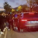 Ronald Koeman, entraîneur du club néerlandais de Barcelone, a subi une courte attaque de supporters en colère après avoir perdu le Clasico en Ligue espagnole 2-1 contre le Real Madrid dimanche soir, selon des faits condamnés par le club catalan sur Twitter .