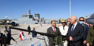 Kaïs Saïed -Le Président, à bord du patrouilleur El Jem 2013, nous a encore une fois fait vivre un moment de stupeur. Le président de la République s'est photographié avec ses doigts sur la détente d'une mitrailleuse. Certainement sûr de lui et prêt à tirer comme nous l'avons souvent mentionné lors de ses célèbres discours.