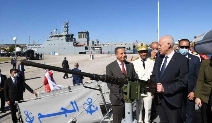 Kaïs Saïed -Le Président, à bord du patrouilleur El Jem 2013, nous a encore une fois fait vivre un moment de stupeur. Le président de la République s'est photographié avec ses doigts sur la détente d'une mitrailleuse. Certainement sûr de lui et prêt à tirer comme nous l'avons souvent mentionné lors de ses célèbres discours.