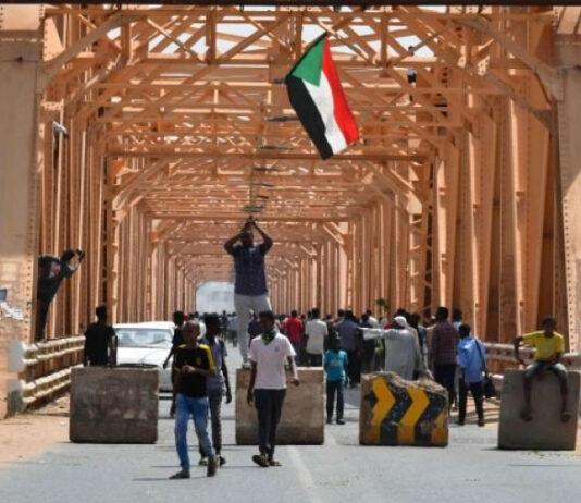 وأكد برايس موقف الولايات المتحدة مع الشعب السوداني وقال: "لقد أوضح الشعب السوداني تطلعاته لمواصلة عملية الانتقال إلى الديمقراطية ، وسنواصل دعمها ، بما في ذلك محاسبة المسؤولين عن هؤلاء المناهضين. - أعمال ديموقراطية ، إذا لزم الأمر ".