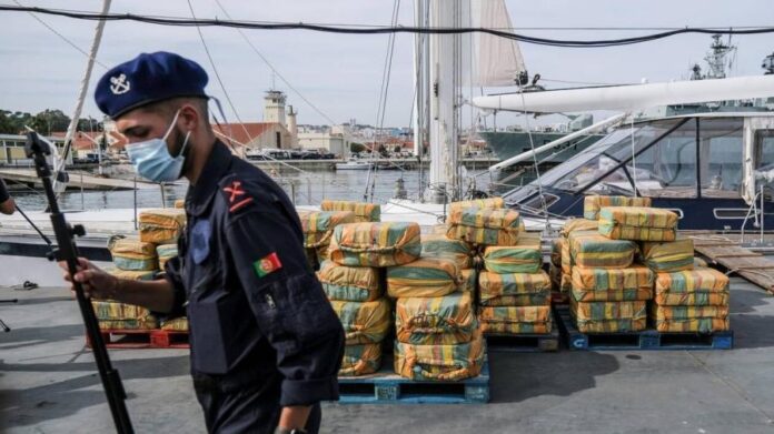 Portugal-Le directeur de la police judiciaire portugaise, a déclaré que cette saisie de 183 paquets de cocaïne, exposés à la base militaire de la marine portugaise située dans la banlieue sud de Lisbonne, représente « la plus importante confiscation de drogue effectuée au Portugal au cours des quinze dernières ans