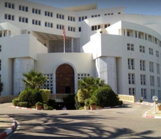 القمة الفرنكوفونية-وتزامن التأجيل مع اتهامات وجهها الرئيس قيس سعيد للأطراف التي سعت لعرقلة انعقاد القمة في تونس ، في إشارة واضحة إلى الرئيس الأسبق منصف المرزوقي الذي لم يخف ، في تصريحات إعلامية ، اعتزازه بقرار التأجيل. معتبرا أنه من غير المقبول عقد القمة في دولة قام رئيسها بانقلاب على السلطة. بحسب شهادته.