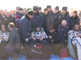 En sortant de la capsule, le réalisateur Klim Chebenko, 38 ans, était visiblement déprimé mais souriant, agitant la main aux caméras et aux personnes présentes, avant d'être emmené chez des médecins pour examen.