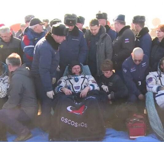 En sortant de la capsule, le réalisateur Klim Chebenko, 38 ans, était visiblement déprimé mais souriant, agitant la main aux caméras et aux personnes présentes, avant d'être emmené chez des médecins pour examen.