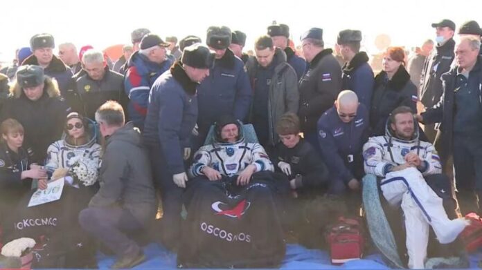 En sortant de la capsule, le réalisateur Klim Chebenko, 38 ans, était visiblement déprimé mais souriant, agitant la main aux caméras et aux personnes présentes, avant d'être emmené chez des médecins pour examen.