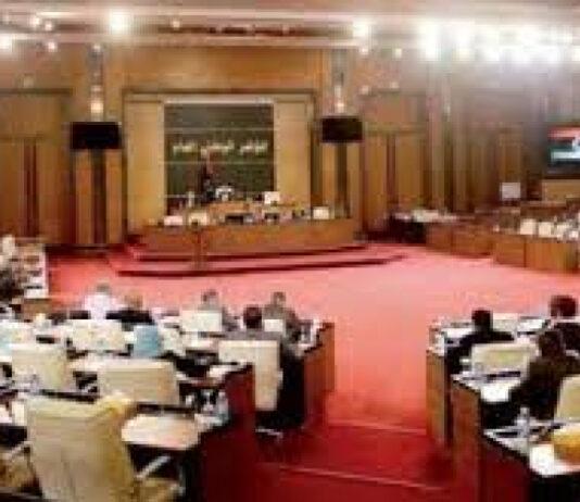 Libye-Lundi, le parlement libyen a adopté une loi accordant une aide d'environ dix mille dollars à chaque famille libyenne, deux mois après que le gouvernement rival de Tripoli a décidé d'accorder une allocation aux jeunes couples, alors que les élections approchent de la fin de l'année.