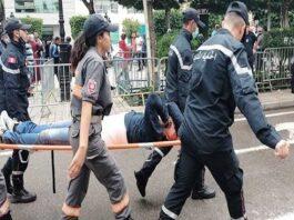 Manifestation-Les manifestants ont attaqué les journalistes en leur lançant des pierres et des bouteilles. Ce dernier a dû se mettre à couvert en escaladant le kiosque à tabac pour échapper à ses agresseurs.
