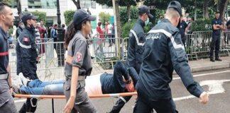 Manifestation-Les manifestants ont attaqué les journalistes en leur lançant des pierres et des bouteilles. Ce dernier a dû se mettre à couvert en escaladant le kiosque à tabac pour échapper à ses agresseurs.