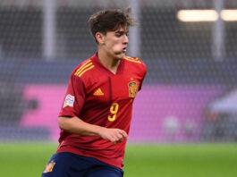 Gavi-Gavi est dans le onze de départ pour La Roja, avec le capitaine Sergio Busquets et Cook au milieu, et est contacté par l'UEFA une heure avant le coup d'envoi (20h45, 18h45 GMT).