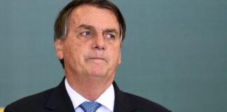 "Nous avons supprimé une vidéo de la chaîne de Jair Bolsonaro pour violation de nos politiques de désinformation médicale sur le COVID-19 en affirmant que les vaccins ne réduisent pas le risque de maladie et qu'ils provoquent d'autres maladies infectieuses", a déclaré YouTube dans un communiqué envoyé à l'AFP. .