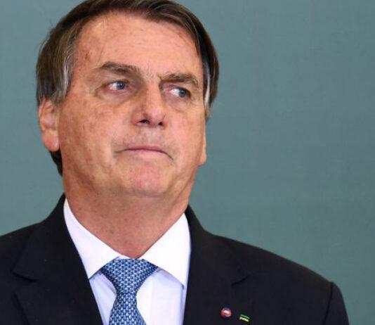 "Nous avons supprimé une vidéo de la chaîne de Jair Bolsonaro pour violation de nos politiques de désinformation médicale sur le COVID-19 en affirmant que les vaccins ne réduisent pas le risque de maladie et qu'ils provoquent d'autres maladies infectieuses", a déclaré YouTube dans un communiqué envoyé à l'AFP. .