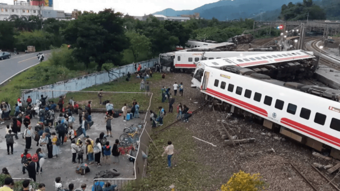 Taïwan-Le tribunal a déclaré dans un communiqué que le conducteur, identifié simplement par son nom de famille, You, avait mal fonctionné le système de protection automatique du train (ATP), un système utilisé pour contrôler la vitesse. Selon le rapport officiel d'accident, le conducteur a désactivé ce système pour tenter de résoudre des problèmes mécaniques avec le compresseur principal du train.