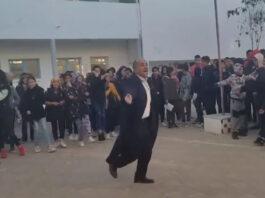 Un directeur de collège danse