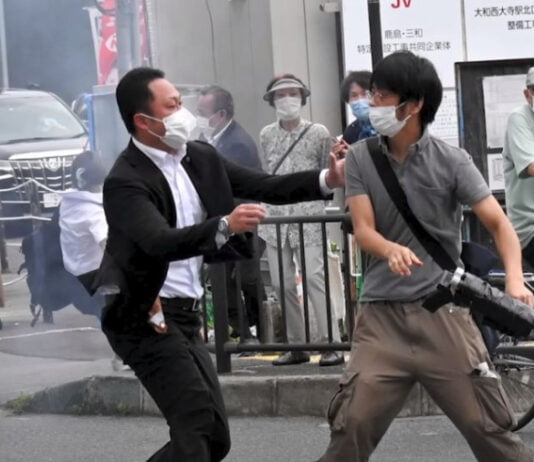 إصابة رئيس الوزراء الياباني