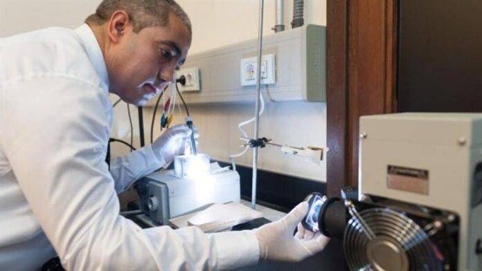 احتفاء عالمي بباحث مصري اكتشف طريقة لإعادة تدوير البطاريات