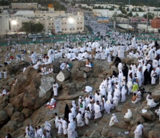 الحجاج يتوافدون على عرفات