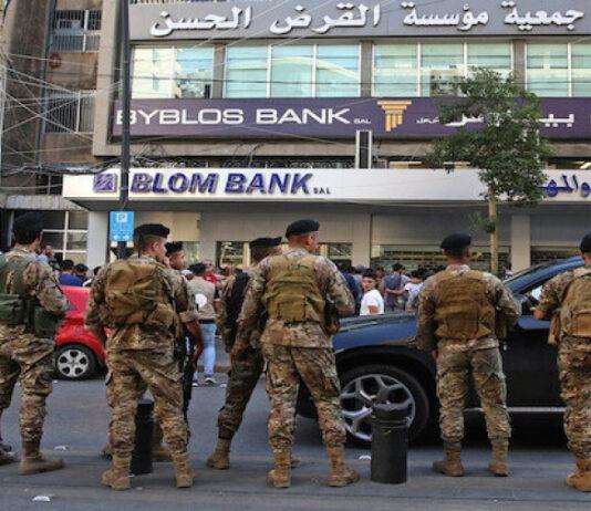 مسلح يحتجز رهائن