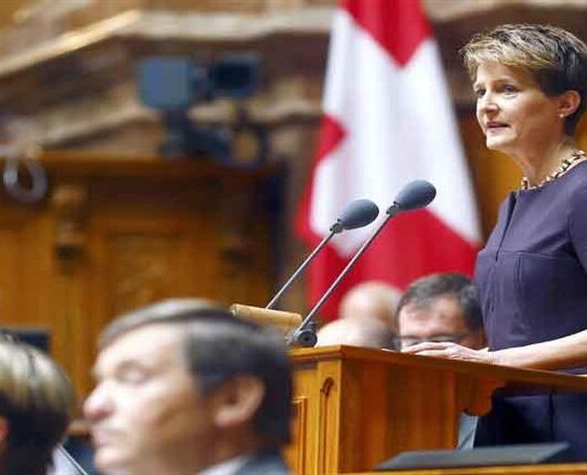 استحموا مع بعض.. وزيرة تثير الجدل بسبب فكرتها لحل أزمة الطاقة