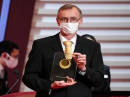 أغرقوه في الماء.. أغرب احتفال للفائز بنوبل للطب (صور)