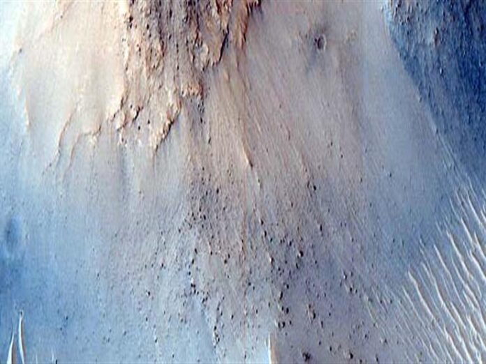 أدلة جديدة على وجود مياه سائلة فوق سطح المريخ وقمر المشتري