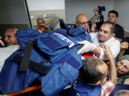 حوالى 1700 صحافي