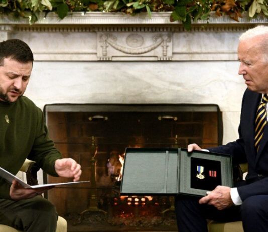 بايدن يبحث مع زيلينسكي