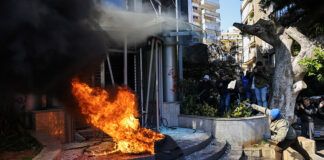 محتجون لبنانيون يضرمون النار