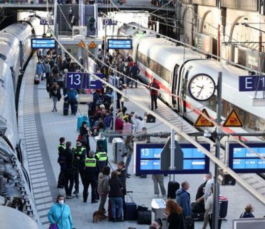 إضرابات تشل السكك الحديدية